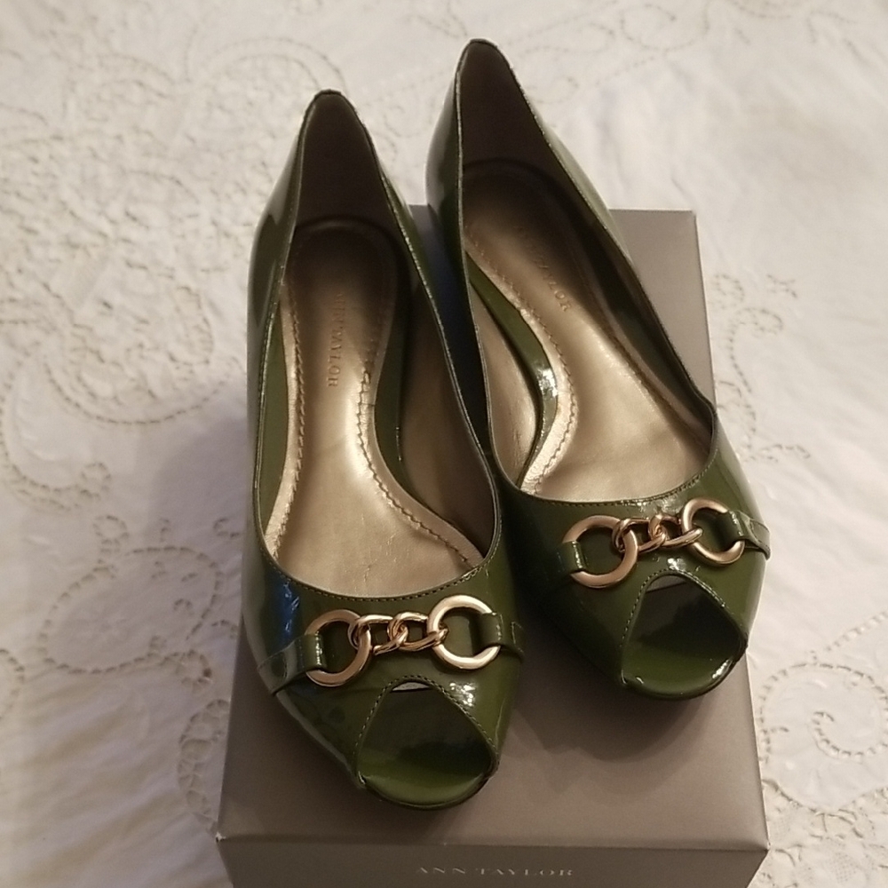 Size 8 Ann Taylor Green Peep-Toe Women's Shoes